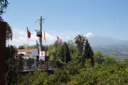 il camping con lo sfondo del vulcano Etna