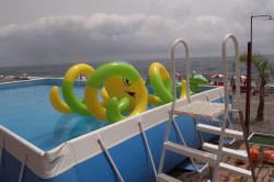 la piscina sulla spiaggia